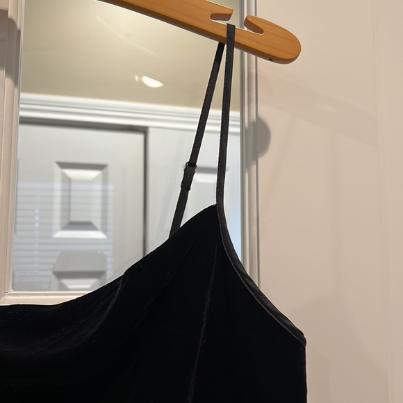 🆕 Banana Republic Black Velvet Cow Neck Camisole - Picture 7 of 8